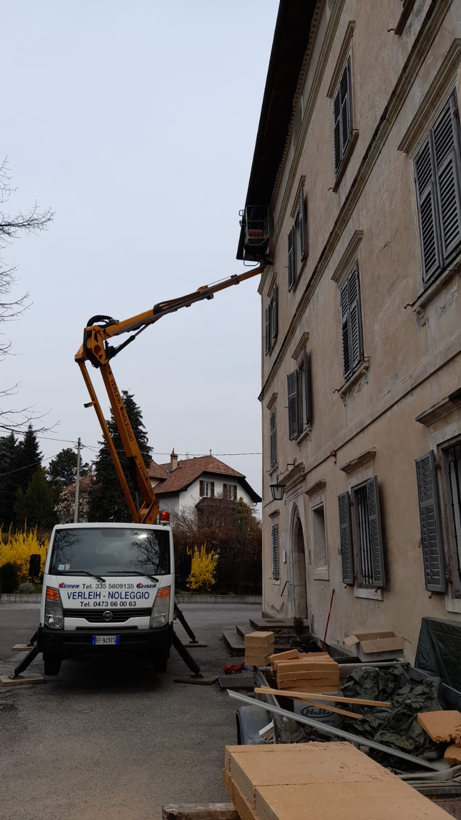 Taubenabwehr mit Hebebühne in Lana
